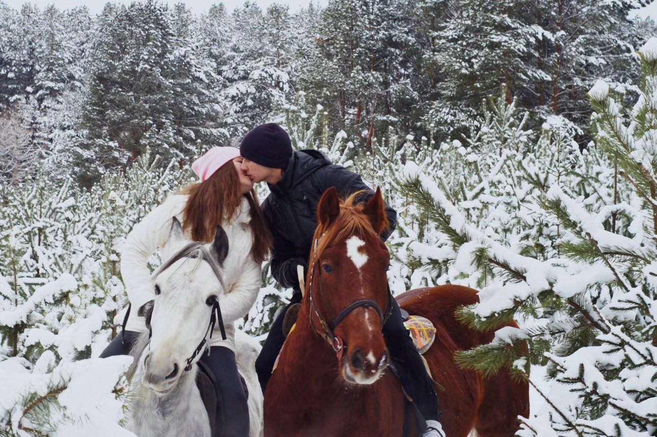 Романтическая конная прогулка: идеальное свидание на природе